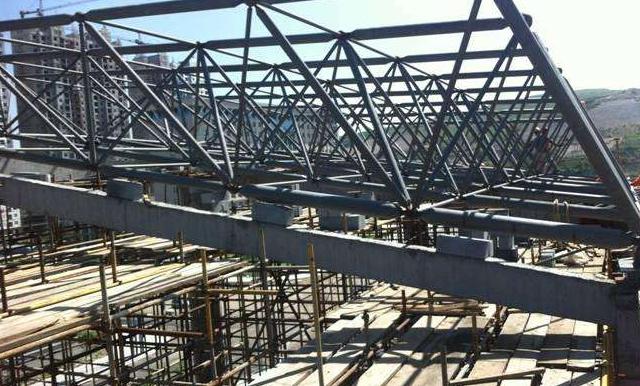 黄石简述网架公司的黑色压型钢板的吊装步履